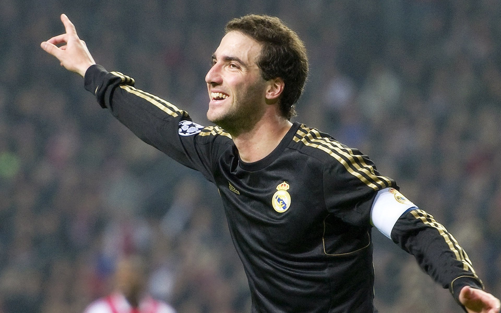 英超争冠焦点战与广东队终结辽宁队，体育世界的双重奏鸣